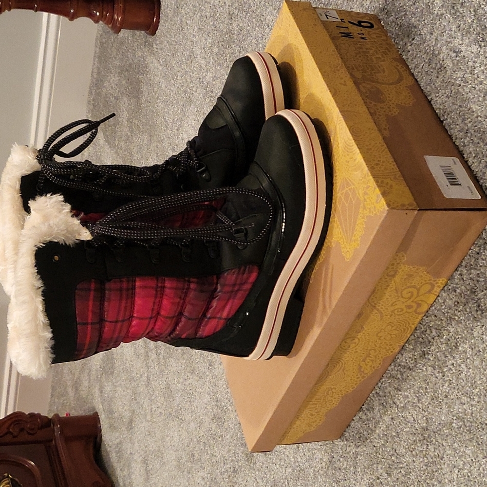 Boots - Picture 2 of 3